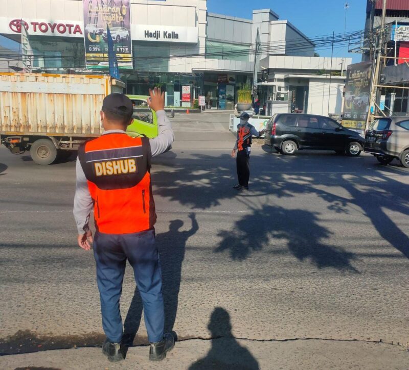 Personil Dishub Makassar melakukan pengaturan lalu lintas di jalan Alauddin, Jumat (25/03/2022).