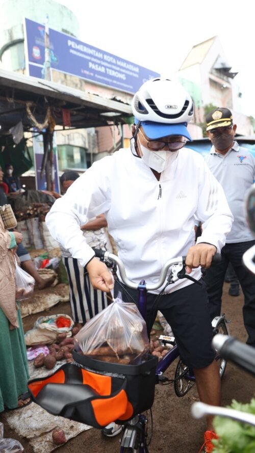 Wali Kota Makassar, Danny Pomanto berada di Pasar Terong, Minggu (27/03/2022).