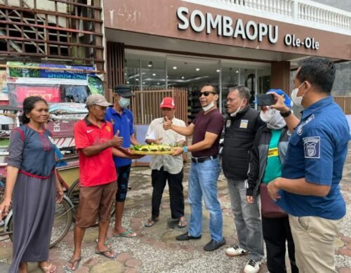 Kadishub Makassar,  Iman Hud bagikan makanan rebus di sepanjang jalan Nusantara, Minggu (27/03/2022).