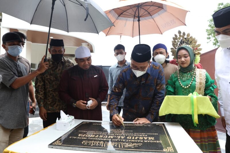 Wali Kota Makassar, Danny Pomanto hadiri peresmian Masjid Al Musthofa Komoleksy Halmin Resedence, Minggu (27/03/2022).