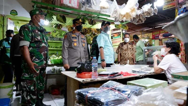 Kepala Unit Pasar Baru, Muh. Fajaruddin beserta Tripika Kecamatan Ujung Pandang melakukan Sidak di Pasar Baru jalan Wr. Supratman, Kamis (31/03/2022).