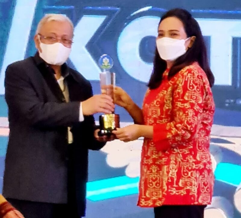 Ketua Forum Sehat Kota Semarang serahkan penghargaan kepada Ketua FKS Makassar dr Nur Bahri Semarang, Rabu (30/03/2022).