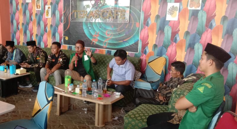 Ketua Ansor Kabupaten Wajo, Muh Ihwan saat menggelar jumpa pers di di Teras Cafe Jalan Sudirman Sengkang, Kamis (24/3/2022).