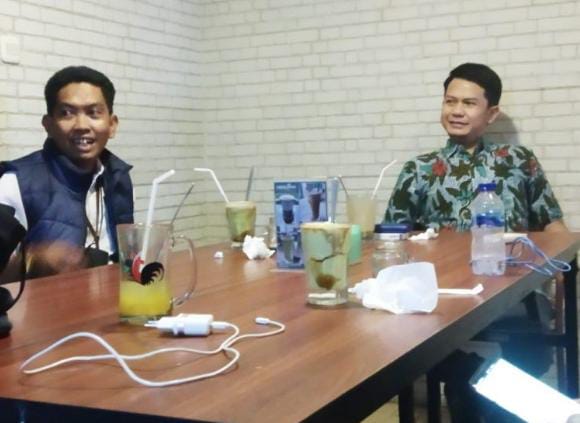 Penjabat Direksi PD Parkir Makassar, Andi Fadly Ferdiansyah bersama Kabag Humas di Cafe Papa Ong, Rabu ,,(09/03/2022).