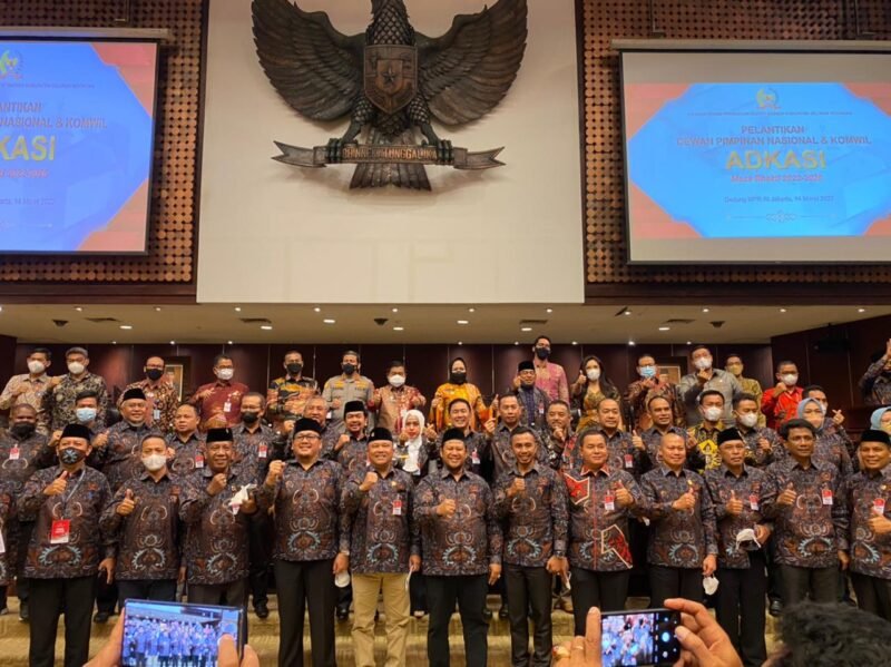 Foto bersama Dewan Pengurus Nasional Asosiasi DPRD Kabupaten Seluruh Indonesia (DPN ADKASI) periode 2022-2026 usai dilantik.