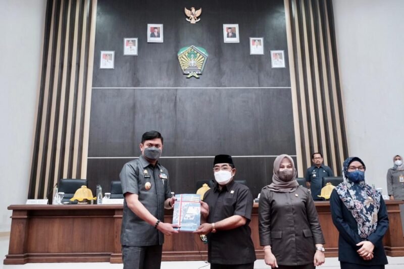 Bupati Gowa, Adnan Purichta Ichsan menyerahkan Laporan Keterangan Pertanggungjawaban (LKPj) Tahun Anggaran 2021 Kepada Dewan Perwakilan Rakyat Daerah (DPRD) Kabupaten Gowa di Ruang Rapat Paripurna DPRD Gowa, Jumat (18/03/2022)