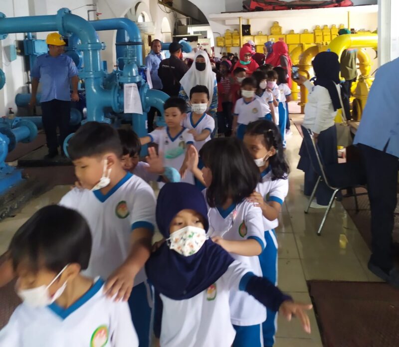 Siswa Sekolah Dasar Pertiwi mengunjungi Instalasi Pengelolaan Air yang ada di Kantor Pusat Perumda Air Minum Kota Makassar, Rabu (23/03/2022)