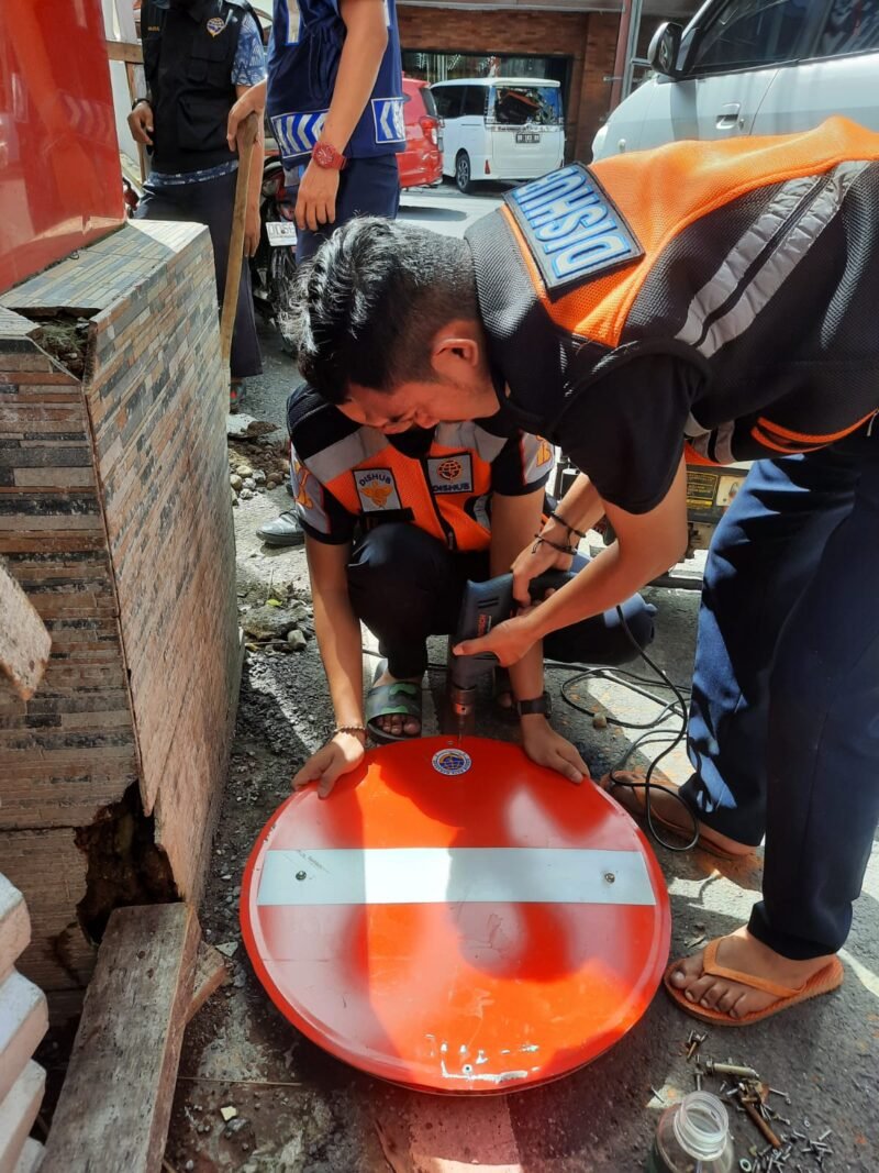 Tim Reaksi Cepat Dishub Makassar perbaiki rambu jalan diji Bali, Kamis (10/03/2022).