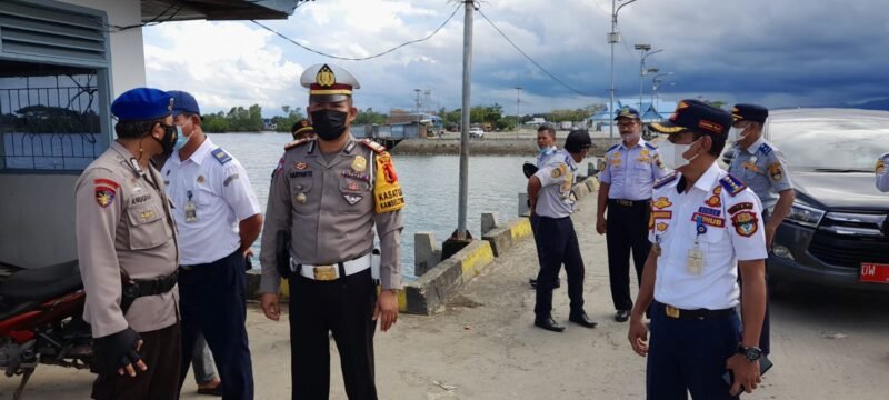 Kepala Dinas Perhubungan Kabupaten Wajo Andi Hasanuddin dan Kasatlantas Polres Wajo AKP Haryanto memantau persiapan  arus mudik di pelabuhan  penyeberangan  Bangsalae Siwa Kecamatan  Pitumpanua ,Kabupaten Wajo,Sulawesi Selatan Rabu 27/4/2022.