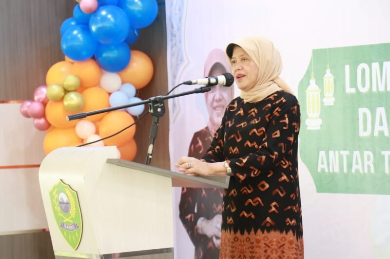  Bunda PAUD Kabupaten Barru, drg. Hj. Hasnah Syam MARS memberikan sambutan pada egiatan Lomba Hafalan Surah dan Doa Sehari-hari antar TK/PAUD Tingkat Kabupaten Barru, di Baruga Singkeru Ada'e, Rabu (20/4/2022).
