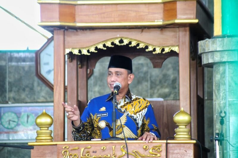 Bupati Wajo, Amran Mahmud emberikan khutbah saat menjadi khatib shalat Jum'at di Masjid Isiqamah, Desa Ongkoe, Jum'at (22/04/2022).