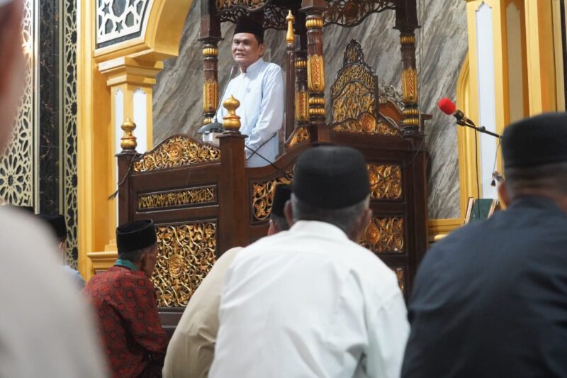 Bupati Barru, Ir. H. Suardi Saleh M.Si., memberikan ceramah di masjid Galung, Desa Galung