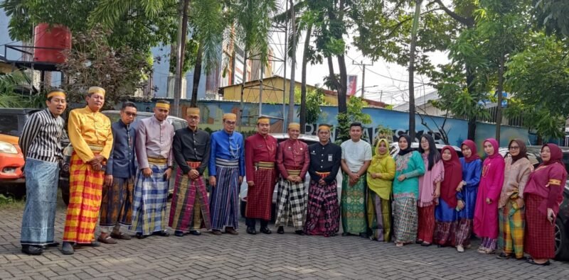 Dinas Komunikasi dan Informatika (Diskominfo) Kota Makassar berpose bersama usia ikut menyemarakan Hari Kebudayaan 1 April di Kantor Dinas Komunikasi dan Informatika jalan Pettarani, Jumat (01/04/2022).