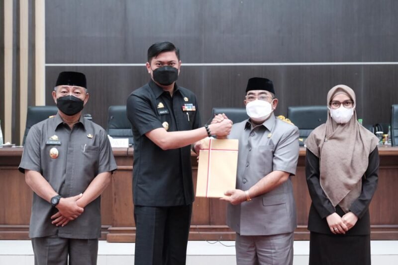 Penyerahan satu buah Ranperda Tentang Perseroan PT. Punggawa Bakti Gowa Mandiri yang dihadiri oleh Bupati dan Wakil Bupati Gowa, Sekda serta Pimpinan SKPD Kabupaten Gowa, Jumat (01/03/2022).