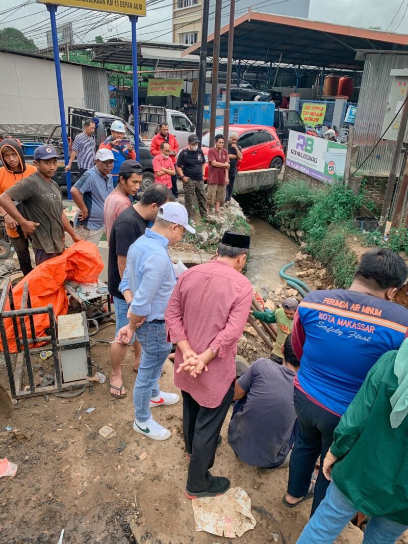 Penjabat Direktur Utama PDAM Kota Makassar, Beni Iskandar sidak pekerjaan koneksi pipa di jalan Perintis Kemerdekaan depan AURI, Jumat (01/03/2022).