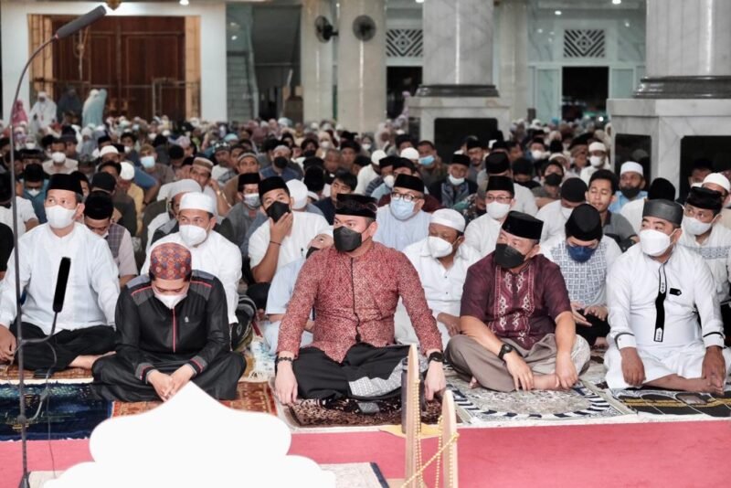 Bupati Gowa Adnan Purichta Ichsan bersama Wakil Bupati Gowa Abd Rauf Mallaganni sholat tarawih berjamaah di Masjid Agung Syekh Yusuf Gowa, Sabtu (02/04/2022).