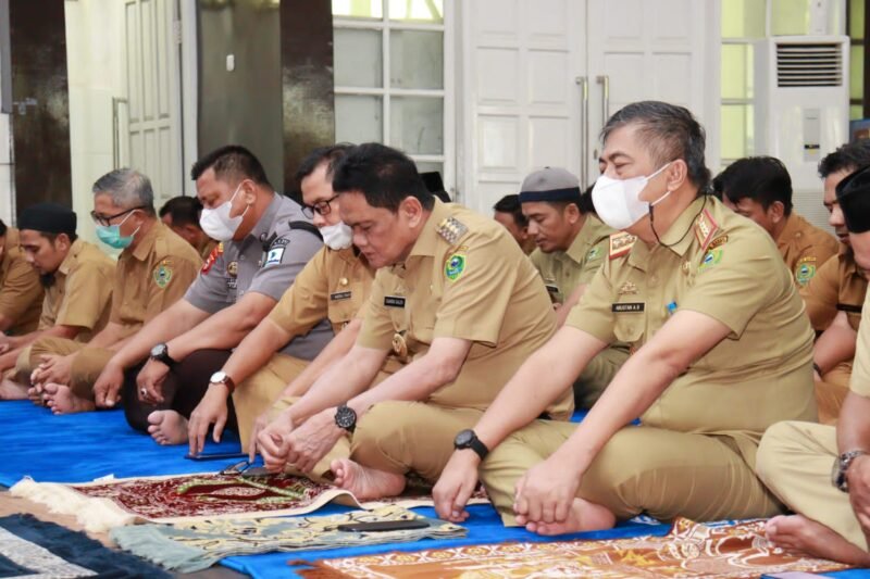 Bupati Barru, Ir. H. Suardi Saleh M.Si., bersama para ASN Lingkup Pemda Barru mengikuti Sima'an Bacaan Alquran