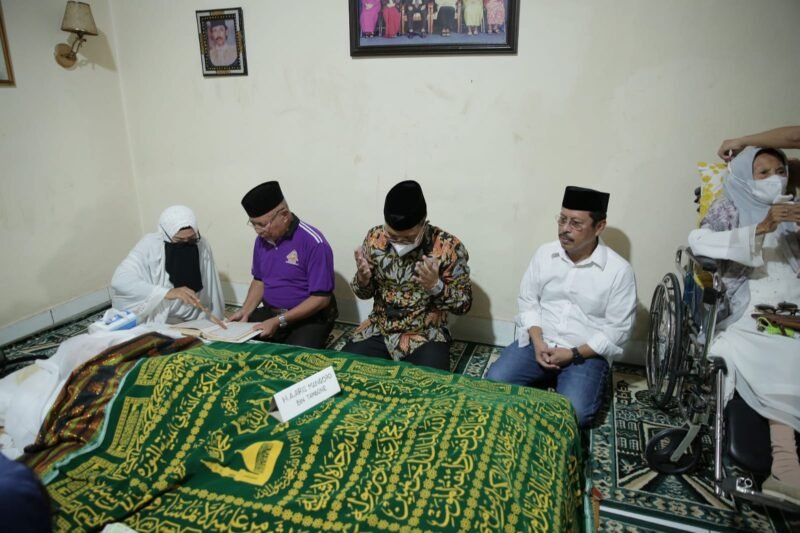 Wali Kota Makassar, Danny Pomanto melayat ke rumah duka Ayahanda  Sekda Makassar Muh. Ansar Almarhum Andi Aris Mangopo di jalan Datuk Ditiro, Kamis (07/04/2022).