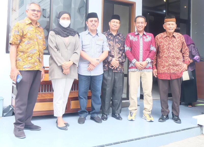 Ketua Dewan Pimpinan Wilayah Keluarga Massenrempulu Provinsi Sulsel, Ir.H.AM.Ansar Mongopo, M.si berfoto bersama warga Hikma, Jumat (08/04/2022).