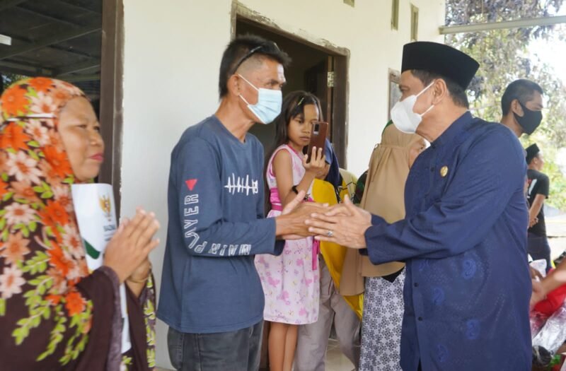 Bupati Barru, Ir. H. Suardi Saleh M.Si., menyerahkan bantuan kepada korban kebakaran di Kessie, Kelurahan Lalolang, Kecamatan Tanete Rilau