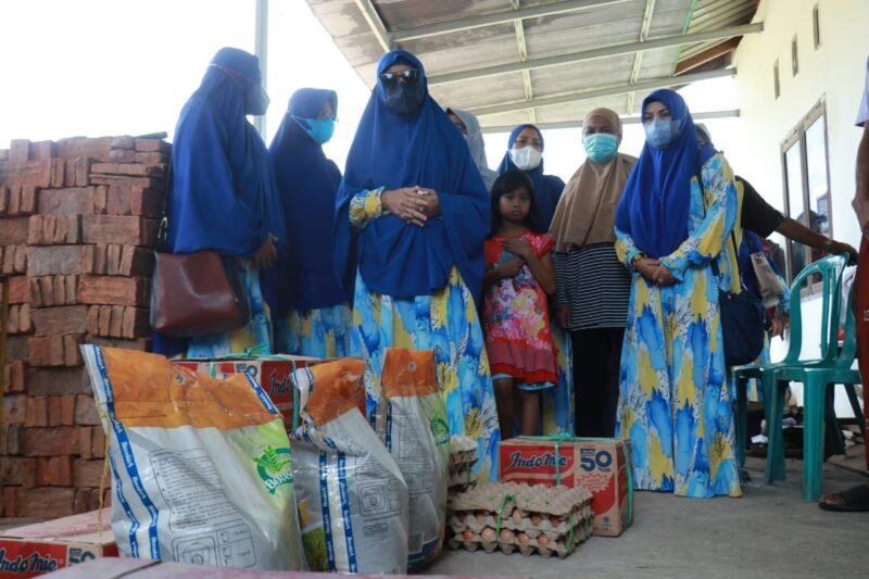 Ketua TP PKK Kabupaten Barru, drg. Hj. Hasnah Syam MARS., didampingi para Pengurus PKK menyerahkan bantuan Sembako dan Uang Tunai kepada korban kebakaran Kessie.
