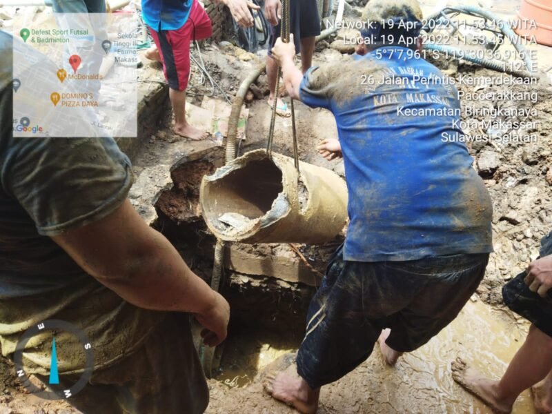Petugas tehnik PDAM mengerjakan pipa bocor di jalan Perintis Kemerdekaan Depan Perumahan Bukit Khatulistiwa, Selasa (19/04/2022).