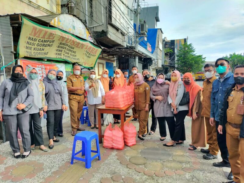Dharma Wanita Dinas Pertanahan Kota Makassar bagikan Takjil kepada pengguna jalan, Selasa (19/04/2022).