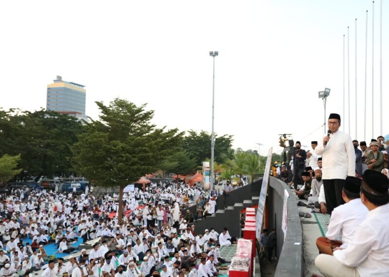 Wali Kota Makassar Danny Pomanto hadiri shalat berjamaah Subuh di pelataran Anjungy City Of Makassar, Ahad (24/04/2022).