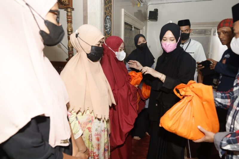 Wakil Wali Kota Makassar, Fatmawati Rusdi bagikan zakat kepada warga di Masjid Awaluddin Tallo dan Masjid Nurul Amin Ujung Tanah, Minggu (24/04/2022).