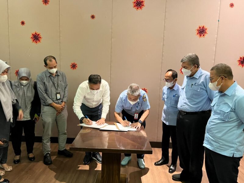 Penandatanganan MoU antara PDAM Makassar dan Bank Sulselbar, Senin (25/04/2022).