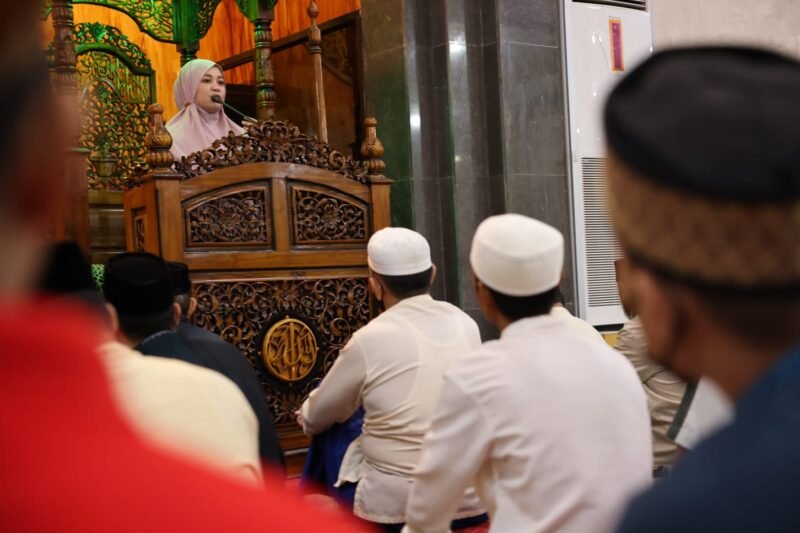 Wakil Wali Kota Makassar, Fatmawati Rusdi lakukan safari Ramadhan di Masjid Nurul Imam Pettarani III dan Masjid Nurul Muttahud, Jumat (29/04/2022) subuh.