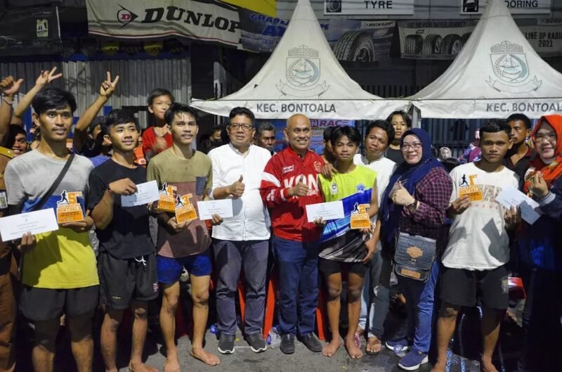Camat Bontoala, Arman Nurdin memberikan hadiah dan tropi para peserta juara Lantang Bangngia Run Race 2022, Senin (25/04/2022).