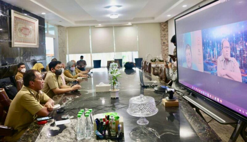 Wali Kota Makassar, Ir. Moh. Ramdhan Pomanto, Melakukan Pertemuan dengan Prof. Hariadi Secara Virtual Membahas Metaverse, Selasa 12 April 2022.
