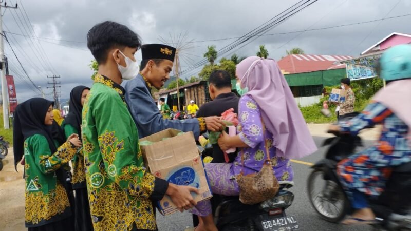 Pimpinan Cabang (PC) Ikatan Pelajar Nahdlatul Ulama (IPNU) dan Ikatan Pelajar Putri Nahdlatul Ulama (IPPNU) Kabupaten Tapanuli Tengah membagikan takjil gratis ke sejumlah pengguna jalan.