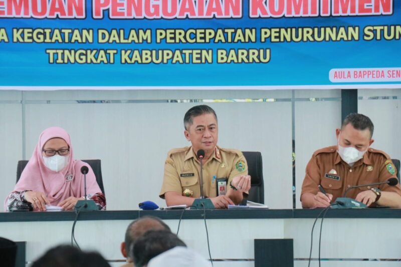 Sekda Barru, DR. Ir. Abustan AB M.Si memberikan arahan saat memimpin rapat penguatan komitmen stakeholder untuk Kelompok Aksi Dua di lantai II Bappeda Barru, pagi tadi, Senin (18/4/2022).