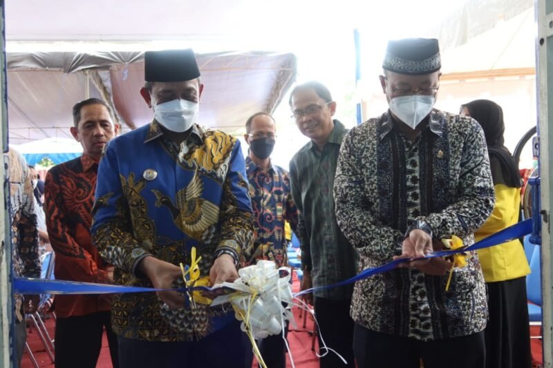 Bupati Wajo H. Amran Mahmud meresmikan Sentra Layanan Universitas Terbuka (Salut) yang ditandai pengguntingan pita di Jalan Bau Mahmud, Kota Sengkang, Jumat (1/4/2022).