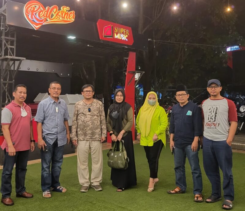 Foto Bersama pengurus IKA SMP Negeri 1 Tanasitolo Kabupaten Wajo usai pertemuan di Red Cornet Cafe Makassar  Minggu 24 April 2022 malam.