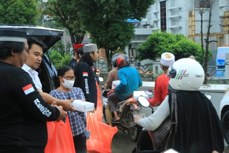 Satreskrim Polres Wajo saat melakukan giat membagikan takjil