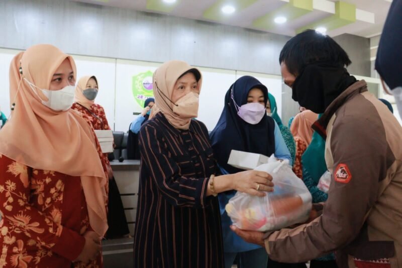 Ketua Tim Penggerak PKK Kabupaten Barru drg. Hj. Hasnah Syam, MARS menyerahkan paket Sembako kepada Petugas Kebersihan, Tukang Ojek dan Tukang Becak di Baruga Singkerru Adae, Rujab Bupati Barru, Sabtu (23/4/2022).