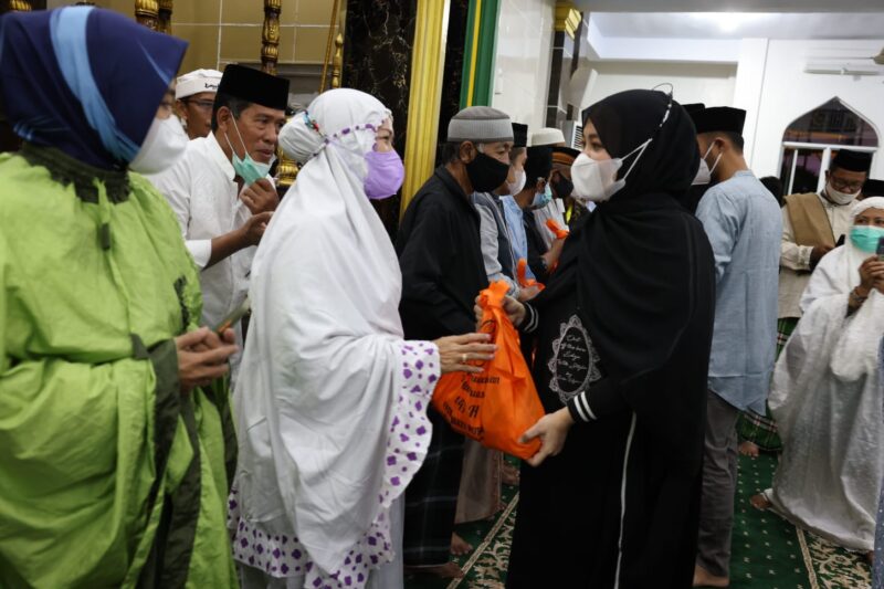 Wawali Fatmawati Rusdi bagikan sembako usai shalat subuh di Masjid Babussalam Bumi Permata Sudiang, Sabtu (23/04/2022).