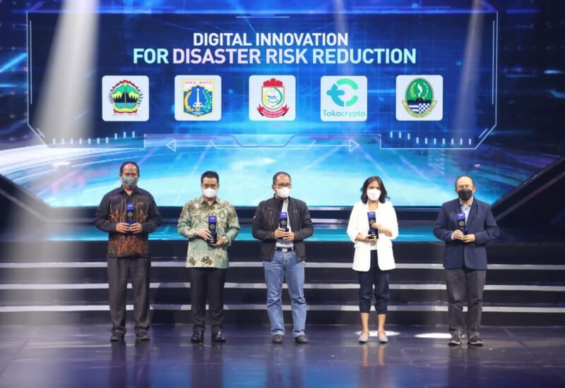 MNC Portal Indonesia memberikan penghargaan Digital Innovation Award 2022 kepada Walikota Makassar, Danny Pomanto di Jakarta, Kamis (31/03/2022).