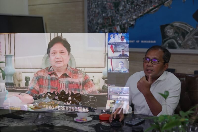 Wali Kota Makassar,  Danny Pomanto Rakor Perkembangan Covid-19 dan Evaluasi PPKM secara daring bersama Menko Perekonomian Airlangga Hartarto, Ahad (13/02/2022).