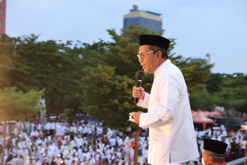 Wali Kota Makassar, Danny Pomanto memberikan sambutannya pada shalat subuh berjamaah di Anjungan Pantai Losari, Minggu (17/04/2022).