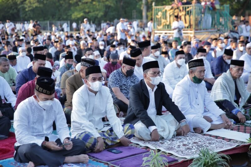 Wali Kota Makassar, Danny Pomanto melaksanakan shalat Idul Fitri di Lapangan Karebosi Makassar, Senin (02/05/2022).