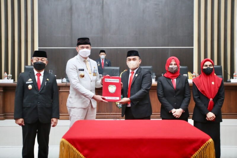 Bupati Gowa Adnan Purichta Ichsan memberikan LKPJ Tahun Anggaran 2021 Pemerintah Kabupaten Gowa pada Rapat Paripurna DPRD Gowa di Kantor DPRD Kabupaten Gowa, Selasa (10/05/2022).