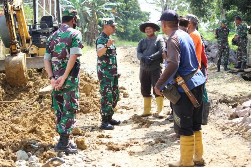 Dandim 1406/Wajo, Letkol Inf Muhammad Jaunda S.E usai mengecek kesiapan personel Satgas TMMD ke 113 Kodim 1406/Wajo menyapa warga yang ikut berpartisipasi dalam membantu bergotong royong mengerjakan sasaran fisik. Bertempat di Desa Abanuangnge Kec. Maniangpajo. Kab. Wajo. Kamis 12 Mei 2022.
