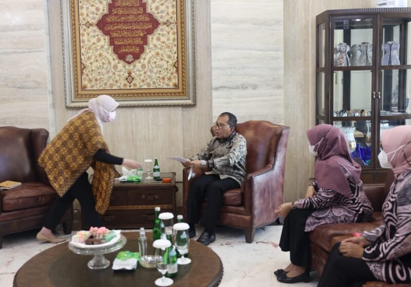 Tim USAID Momentum, Senior Program Manager South Sulawesi, Salwa Mochtar lakukan audience dengan Wali Kota Makassar,  Danny Pomanto di Kediamannya, Kamis (12/05/2022)