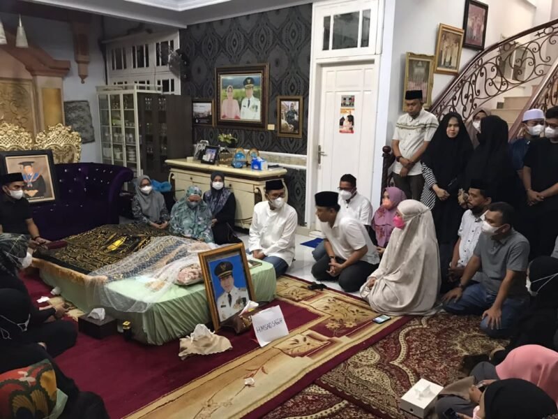 Wali Kota Makassar, Danny Pomanto melayat di rumah duka Almarhum Muhammad Said Seggaf Jalan Hertasning Utara III Blok F Makassar, Senin (16/05/2022).