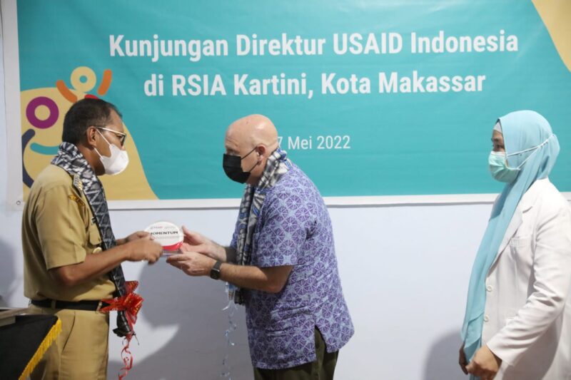 Wali Kota Makassar,  Danny Pomanto kunjungan Direktur Badan Pembangunan Internasional Amerika Serikat (USAID) Indonesia Jeff Cohen di RSIA Kartini Jalan Kartini Makassar, Selasa (17/05/2022).