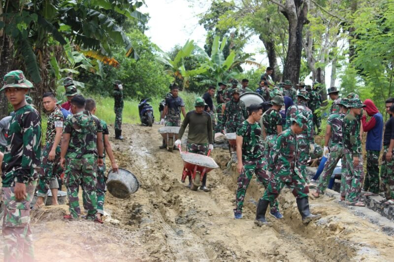 Tampak para personil Kodim 1406/Wajo bersama warga saat melakukan pekerjaan pembangunan di lokasi TMMD di Kecamatan Maniangpajo